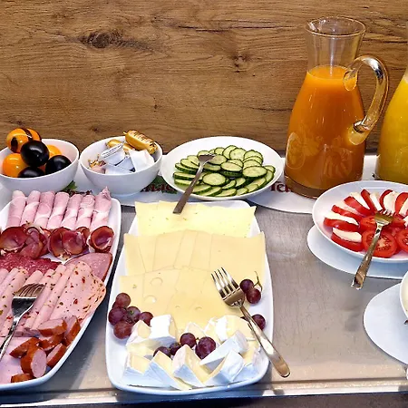 Goldener Hirsch 酒店 *